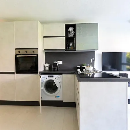 Apartment Isola Familienfreundliche Sonnige Mit 100m2 Eigenem Garten & Klimaanlage Ascona