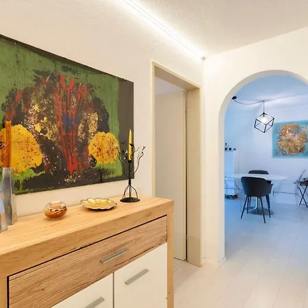 Apartment Isola Familienfreundliche Sonnige Mit 100m2 Eigenem Garten & Klimaanlage